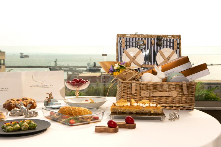 Πασχαλινό καλάθι, γεμάτο Mediterranean Palace!