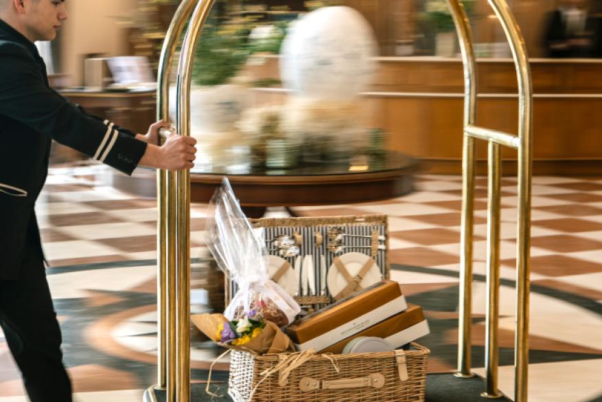 Πασχαλινό καλάθι, γεμάτο Mediterranean Palace!