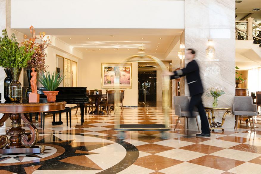 To Mediterranean Palace Hotel καλωσορίζει το ‘The Art Dose Corner’ και υποδέχεται σε έναν ειδικά διαμορφωμένο χώρο μοναδικά έργα τέχνης της γκαλερί «The Art Dose».