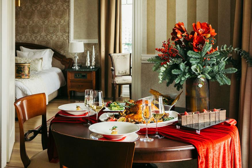 Festive Featherable Stay στο Mediterranean Palace Hotel